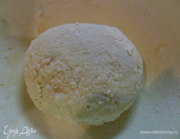 Добавить сахар, соль и соду. Перемешать. Всыпать понемногу муку и замесить тесто. Муки может уйти чуть больше или меньше, в зависимости от творога и  величины яиц.