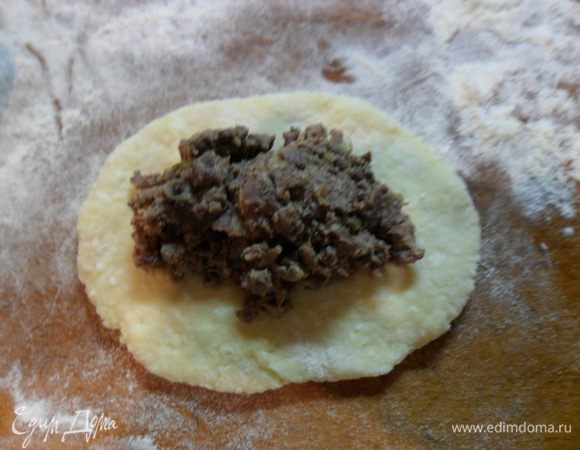 Выложить чайную ложку фарша.