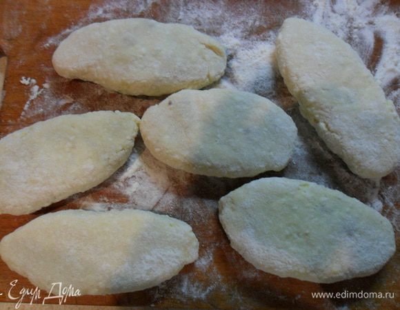  Выделать так все пирожки и чуть их приплюснуть.