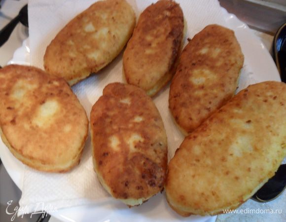 Обжарить на сильно разогретом растительном масле с двух сторон. Выложить на салфетку, чтобы убрать лишний жир.