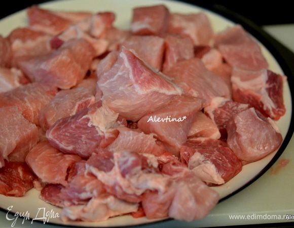 Нежную часть свинины, такую, как вырезка, разрежем на крупные кусочки.
