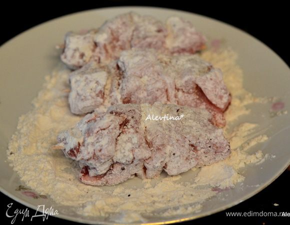 В муку добавить сухой тимьян, мясные специи по вкусу, кайенский перец щепотку. Обвалять каждый шашлык с 2 х сторон в муке со специями.