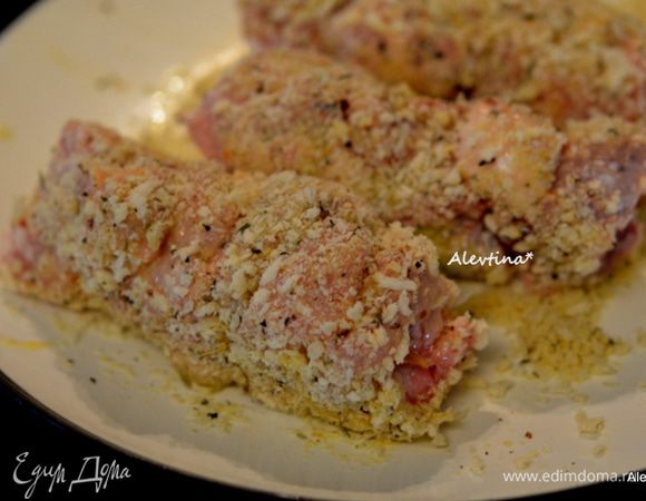 После в японских сухарях панко или в обычной сухой хлебной крошке.
