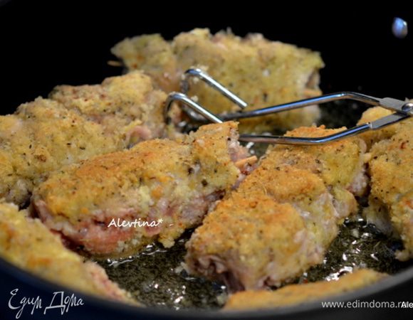 Разогреть на сковороде полную порцию растительного масла. Выложить шашлычки и обжаривать со всех сторон, постоянно переворачивая.