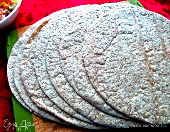 Тортильи у меня по обыкновению цельнозерновые, но можно любые или тонкий лаваш разрезать на порции.