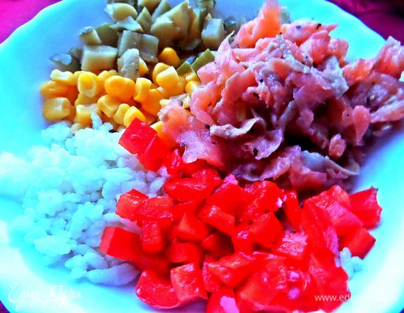 Смешиваем овощи, рыбу и рис. Добавляем заправку из соевого соуса, хрена и тмина. Солим (если нужно), перчим.