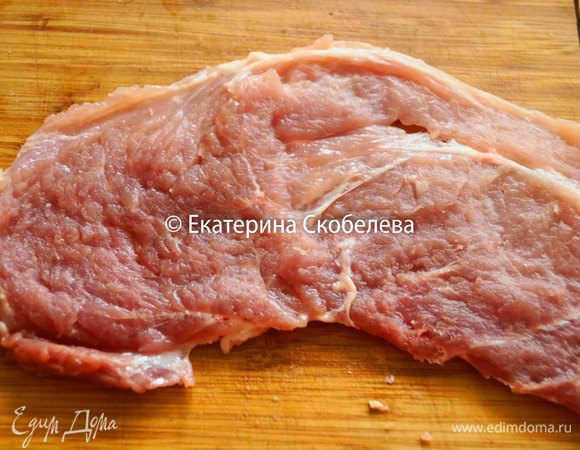 Мясо отбить как можно тоньше, придать форму приблизительную к прямоугольнику. Натереть каждую отбивную солью, перцем и пропущенным через пресс чесноком. Можно использовать любые любимые специи.