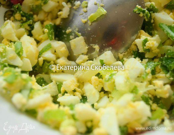 Для начинки: Отварные яйца мелко нарезать и поместить их в чашу, добавить к ним мелко нарезанный зеленый лук, посолить и перемешать.