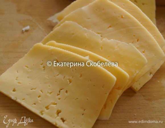 Сыр нарезать тонкими пластинами.