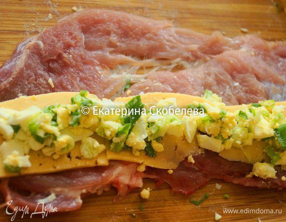 На одну отбивную выложить полоску сыра, а поверх яичную начинку.