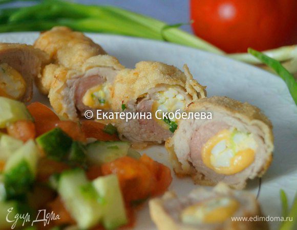 Готовые рулеты нарезать тоненькими кусочками и подавать к столу с овощами, овощным салатом или каким-либо гарниром. Приятного аппетита!