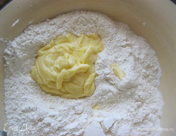 Добавить растопленное сливочное масло (комнатной температуры). 