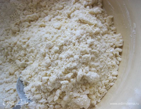Перемешать ложкой до такой крошки.