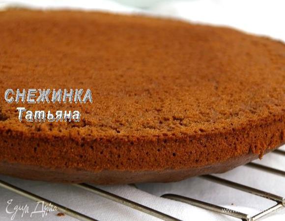 Выпекаем около 30 минут, до сухой зубочистки. Переворачиваем на решётку и полностью остужаем. 

*Можно приготовить бисквит накануне вечером.