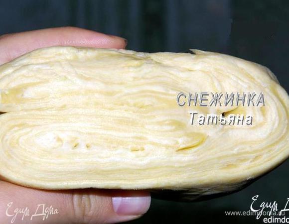 Теперь можно подготовить СЛОЁНЫЕ КОРЖИ. Я, естественно, использую своё домашнее слоёное тесто, приготовленное по рецепту: http://www.edimdoma.ru/retsepty/32472-sloenoe-testo-svoimi-rukami-gotovim-doma 
Понадобится ровно половина теста, на 3 коржа.