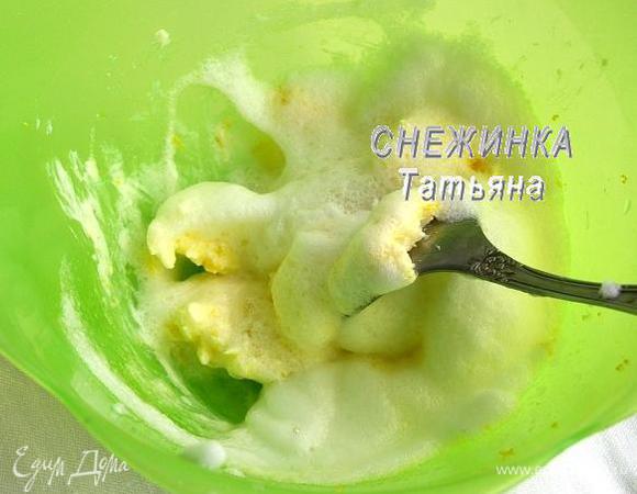 Белок взбиваем венчиком до мягкой пышной пены.  Соду гасим уксусом и добавляем в тесто. Всё смешиваем аккуратно ложкой с масляной массой. 