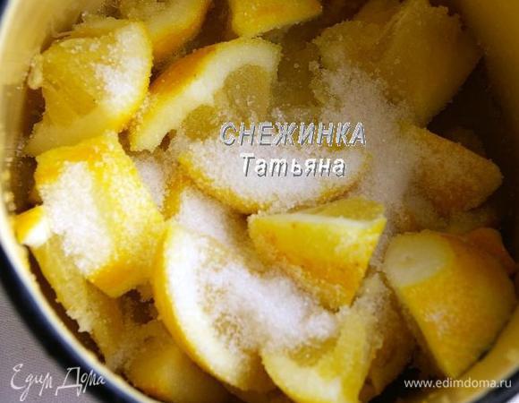 Теперь приготовим ЛИМОННЫЙ КУРД. Берём лимоны, один из них остался от песочного теста. Сначала натираем в кастрюльку цедру, затем режем сами лимоны, можно со шкуркой, на не очень крупные кусочки. Засыпаем сахаром и оставляем ненадолго, чтобы лимоны пустили сок. Затем мнём их толкушкой, чтобы ещё больше выжать.