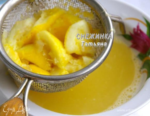 Наливаем к лимонам воду, ставим на огонь. Помешивая, чтобы растворился сахар, доводим до кипения. Снова воспользуемся толкушкой, чтобы выжать всё возможное с лимонов. Снимаем с огня, даём слегка остыть. Теперь процеживаем через сито, отжимая весь жмых.