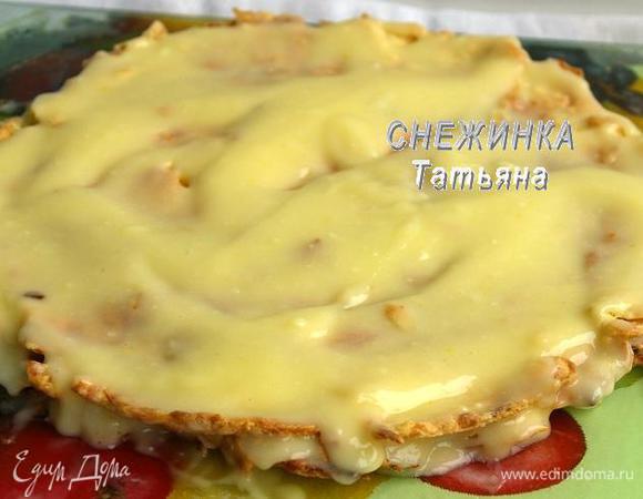 Промазываем два слоёных коржа лимонным курдом, щедро, хорошо прижимая каждый из них. 