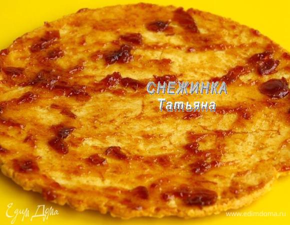 Выпекаем при 180С 15 минут, до готовности. Ещё горячий корж снимаем и промазываем кисленьким вареньем, чтобы основа наполнилась ароматами. У меня было из красной алычи. Можно взять сливовое варенье или джем, яблочное повидло и т.п., главное, чтобы с кислинкой. Оставляем.