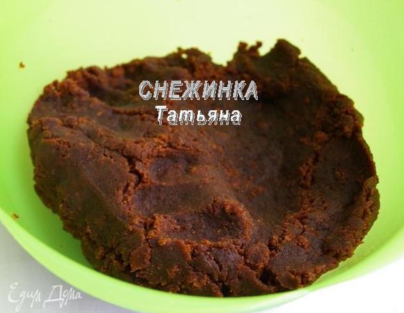 Добавляем растопленное сливочное масло и алкоголь. Вымешиваем руками в пластичную однородную массу. Если дать готовому «тесту» немного постоять, оно лучше схватится и будет лучше лепиться.