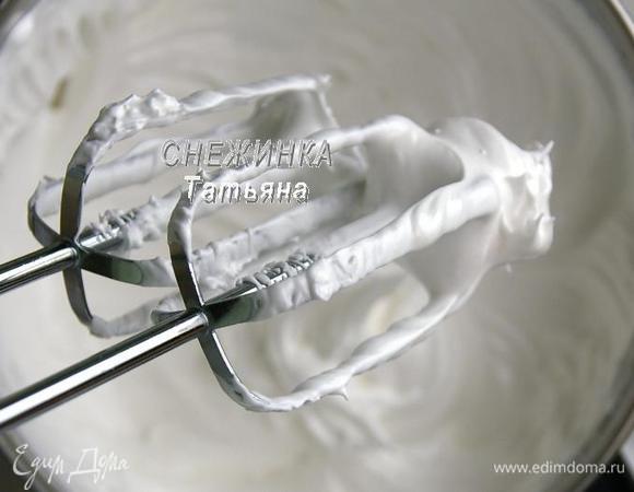 Время приготовить СУФЛЕ. За основу я взяла меренгу и соединила со сметаной.
Сделаем швейцарскую меренгу. Отмеряем сахар, добавляем к нему лимонную кислоту. В кастрюлю или миску, желательно металлическую, кладём белки. Взбиваем миксером до пышной пены. Добавляем сахар, слегка взбиваем. Затем ставим миску на водяную баню, при этом важно, чтобы миска касалась несильно кипящей воды. Продолжаем взбивать на высокой скорости. Взбиваем до тех пор, пока масса не станет блестящей, упругой, белки станут плотно наматываться на лопасти миксера. Снимаем с водяной бани и взбиваем ещё пару минут.
