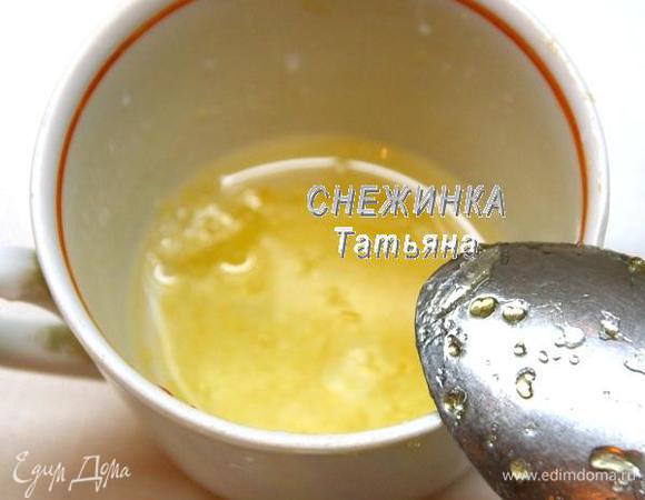 Желатин заливаем холодной водой, оставляем набухнуть. Распускаем на водяной бане, не давая закипеть. Процеживаем через ситечко, чтобы избежать возможных комочков и оставляем немного остыть.