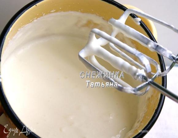 В это время к сметане добавляем ванилин. Начинаем взбивать миксером. Постепенно вливая желатин, продолжаем взбивать. Выливаем сметану в меренгу и хорошенько взбиваем миксером до однородности.
