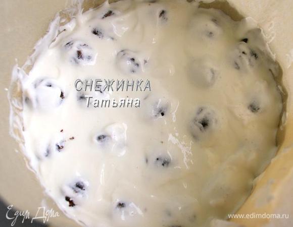 Аккуратно выливаем  суфле на песочную основу, чтобы не нарушить положение бисквитных шариков. Слой должен быть равномерным и слегка покрывать шарики. Убираем в холодильник.