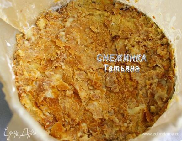 Берём слоёные коржи, которые уже пропитались курдом, обрезаем по диаметру формы. Можно взять форму с заготовкой торта, поставить на слоёные коржи и обрезать или воспользоваться дном второй формы с таким же диаметром, или вырезать предварительно круг из бумаги и воспользоваться как шаблоном. Слоёные обрезки сохраняем, а коржи аккуратно кладём на суфле. Их необходимо положить практически сразу, как только суфле начинает схватываться, чтобы они хорошо «сцепились». Не страшно, если слоёные коржи будут ломаться, можно легко подправить их уже в форме, к тому же когда они уже пропитались, становятся не такие ломкие. Убираем заготовку в холодильник, пока будем проводить следующие манипуляции.