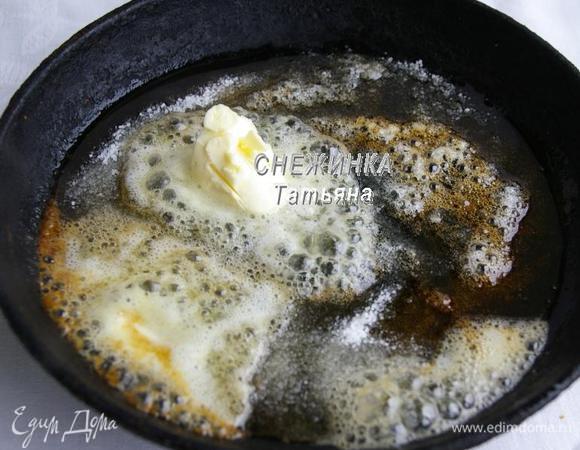 Подготовим КАРАМЕЛИЗИРОВАННЫЕ ЯБЛОКИ. В сковороду с толстым дном высыпаем сахар, ставим на огонь и даём расплавиться. Кладём сливочное масло и, помешивая, доводим массу до однородности. 