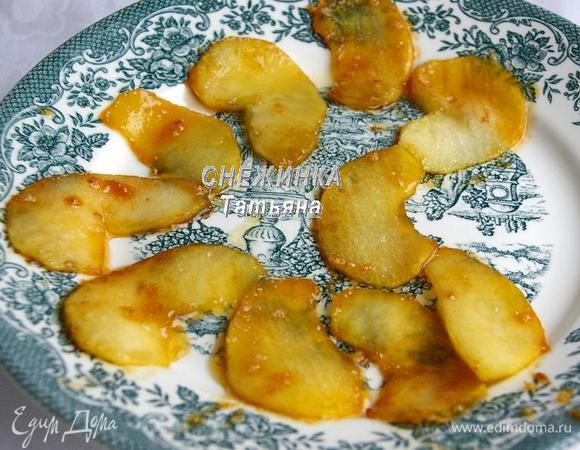 Снимаем готовые яблоки на тарелку и кладём следующую партию яблок.