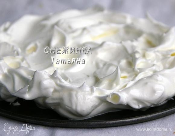 Делаем БЕЗЕ. Соединяем сахар с ванилином и лимонной кислотой. Готовим по принципу швейцарской меренги, взбиваем белки как для суфле. Выкладываем безе на противень или дно разъёмной формы (как я), стараясь делать красивые волны, можно сделать красоту при помощи кулинарного мешка, к примеру. Я сделала безе в диаметре меньше, чем сам торт, но можно такого же размера, что и торт. Ставим безе сушиться в разогретую до 90-100С духовку где-то на 1,5 часа. Ориентируйтесь сами по своей духовке и её возможностям. Готовое безе аккуратно снимаем и даём остыть.