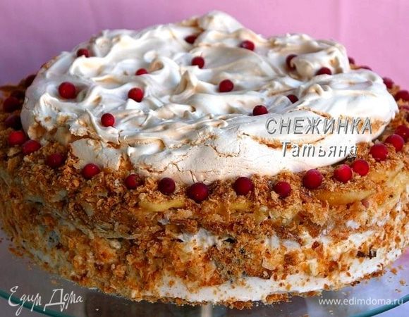 Украсить можно по своему желанию. Я измельчила обрезки слоёного теста и обсыпала бока и верхний край торта. По окружности уложила ягоды брусники, опять-таки, чтобы с кислинкой, можно вишню, смородину…  В идеале, конечно же, было бы украсить коктейльными вишнями. Сверху на безе тоже немного ягод, для красоты :-)