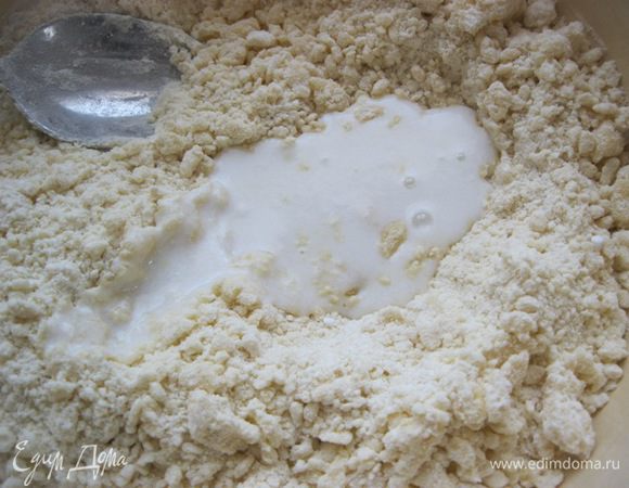 Влить полпорции кефира, перемешать.