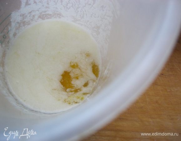 В отдельной миске взбить вилкой яйца и оставшийся кефир.