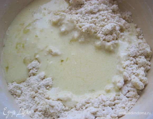 Влить в тесто.