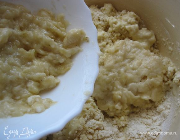 бананы размять вилкой и также добавить к тесту.
Все тщательно перемешать.