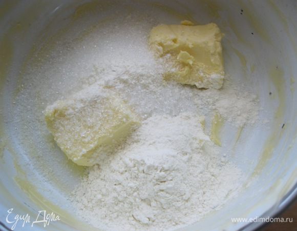 Для крошки смешать сливочное масло, сахар и муку, перетереть руками.