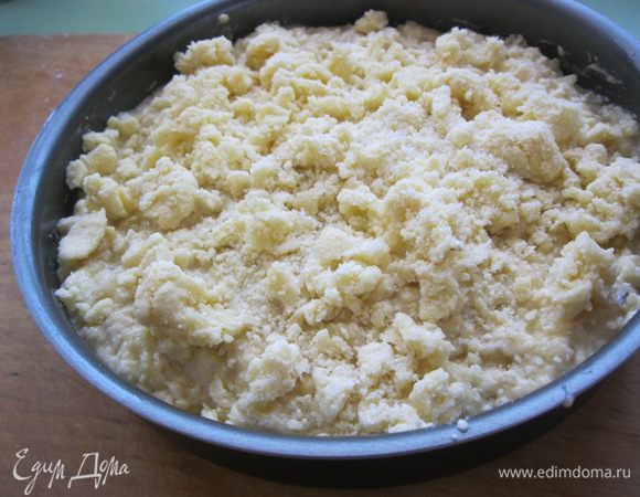 Равномерно посыпать пирог получившейся крошкой.
Выпекать 40-45 минут.