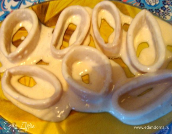 Кальмары разморозить, залить кипятком, потом очистить. Порезать кольцами.
Из воды и муки сделать кляр, добавив соль.
Чтобы кальмары получились ровненькие, нужно их обмакнуть в кляр и убрать в морозилку на несколько минут (5-10).