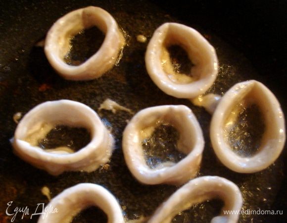 Вынуть из морозилки и обжарить с двух сторон. Самые красивые получаются кальмары, которые жарят во вторую очередь, в уже использованном масле.
