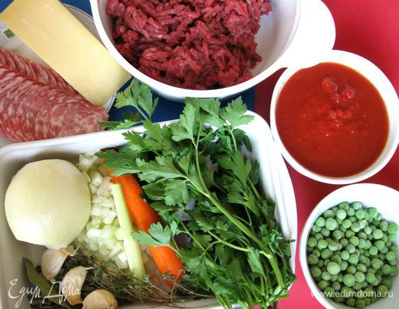 Приготовить все необходимое для рагу. Мясо прокрутить через мясорубку. Морковь, лук почистить. Стебель сельдерея, лук, морковь, петрушку (вместе со стеблями) порезать. Чеснок почистить, пропустить через пресс.