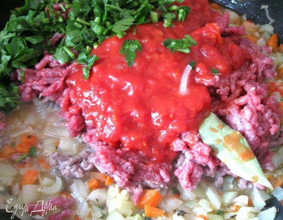 Добавить фарш, помидоры протертые (пассата) , петрушку, листики тимьяна, лавровый лист (в конце приготовления рагу лавровый лист надо вынуть),  сахар, посолить, поперчить.