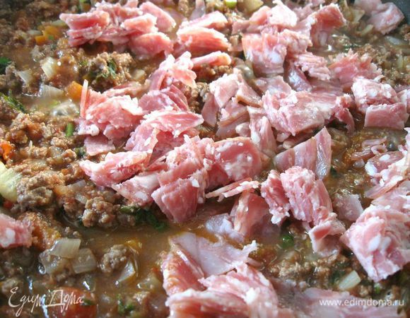 Колбасу, порезанную на кусочки.  