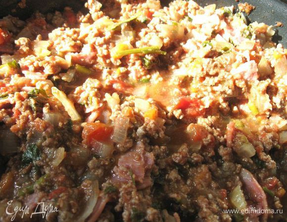 Овощи и фарш должны томиться на небольшом огне 1 час или немного больше (до полной готовности мяса). Снять с огня.