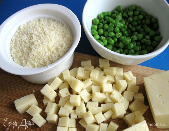 Горошек отморозить и проварить 2 – 3 минуты. Откинуть на дуршлаг. Натереть пармезан для рисовой оболочки аранчини на мелкой терке. Для начинки сыр ( у меня сыр Чембар) порезать кубиками.