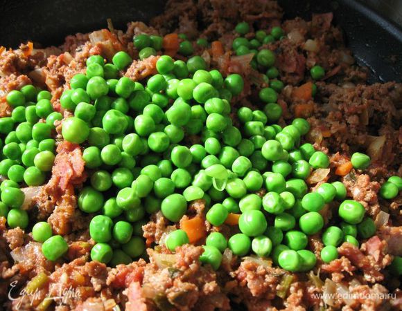 К рагу добавить горошек, перемешать.