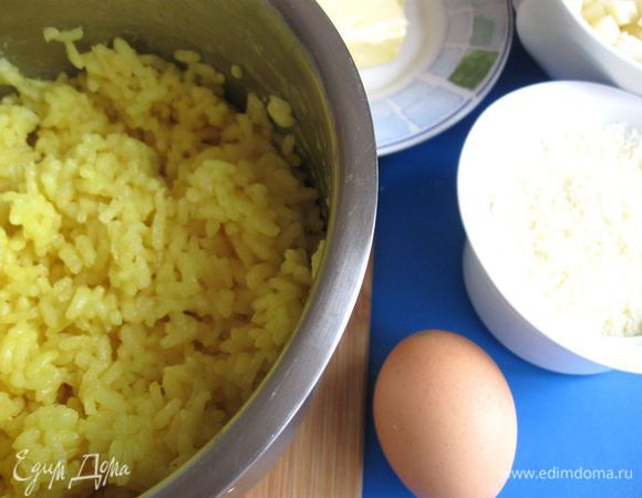 В кипящую подсоленную воду положить рис Арборио. Соотношение воды (или бульона) с рисом должно быть 3:1. Жидкость должна выпариться. Помешивайте. За 10 минут до готовности, когда еще не вся вода выпарится, можно добавить 0.25 ч. л. индийского шафрана - куркумы (для цвета). Приготовить все необходимое для добавления к рису:  1 яйцо, сливочное масло, тертый сыр.