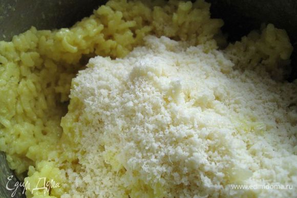 Добавить к почти остывшему рису сливочное масло, тертый сыр, яйцо, соль. Перемешать.